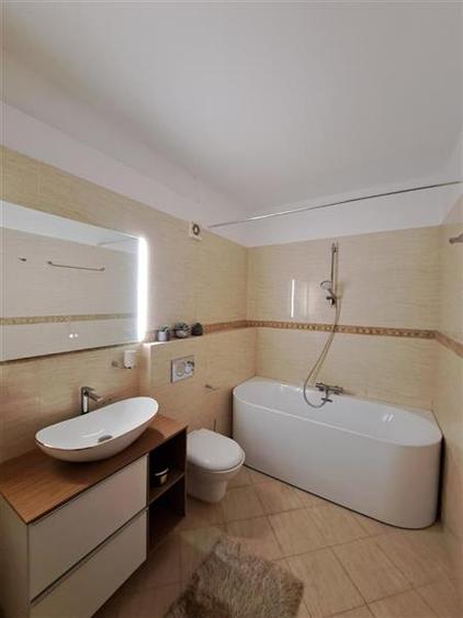Apartament cu 5 camere decomandat, mobilat în Bună Ziua