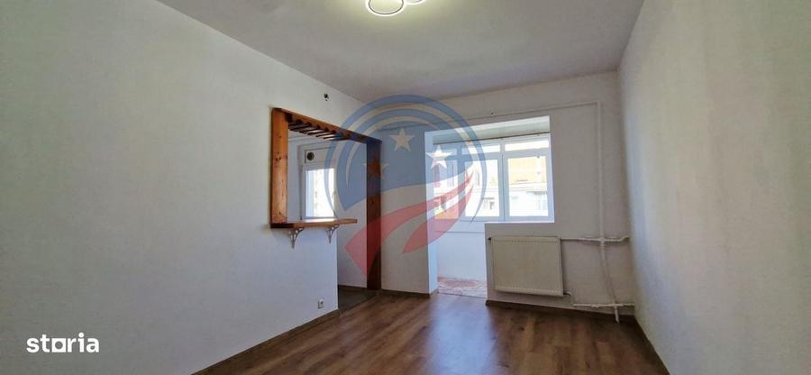 Apartament cu 3 camere semidecomandat în Central