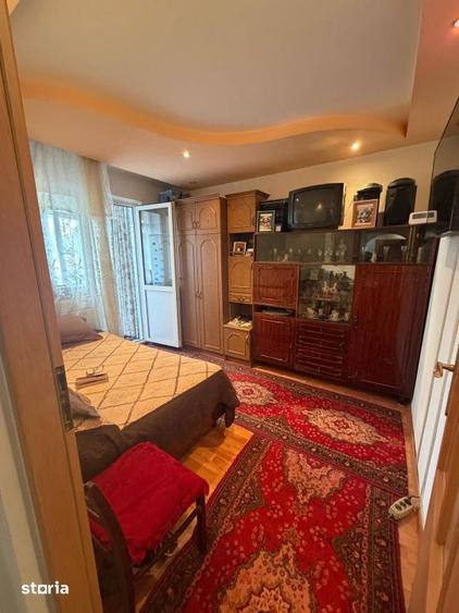 Apartament cu 3 camere semidecomandat în Craiovița Nouă