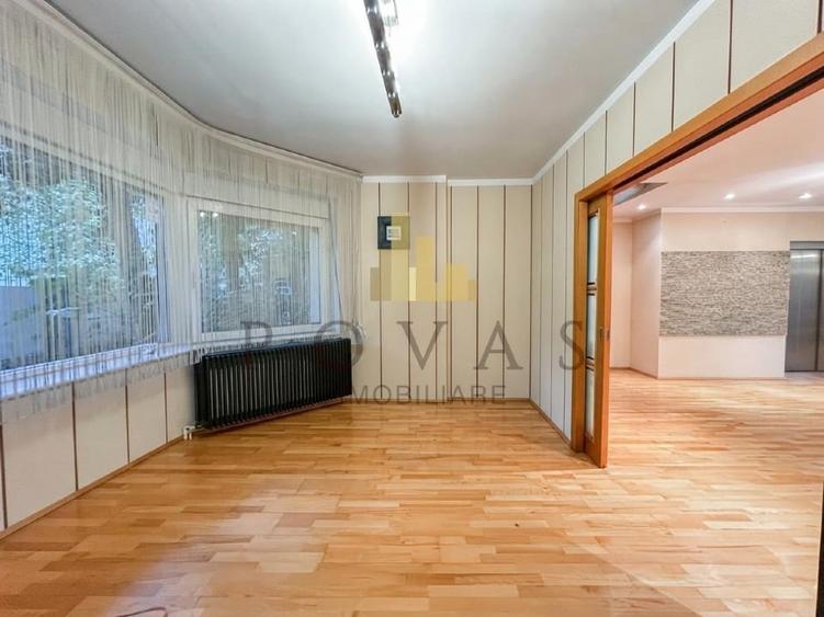 Duplex cu 7 camere cu Canalizare în Central