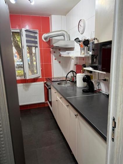 Apartament cu 3 camere semidecomandat, mobilat în Alexandru Obregia