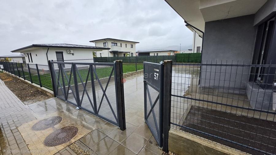 Casă individuală cu 4 camere cu Canalizare în Cristian