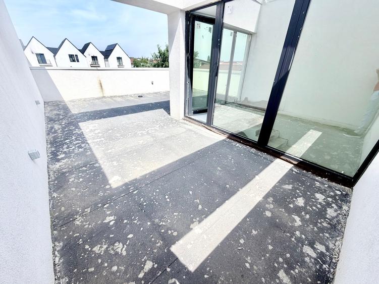 Duplex cu 4 camere cu Canalizare în Sud