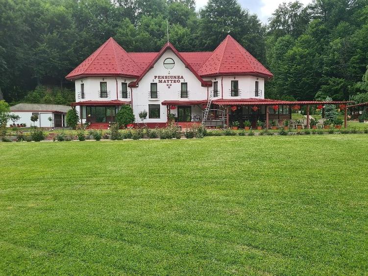 Casă cu 6 camere cu Teren 3414 Mp în Pralea