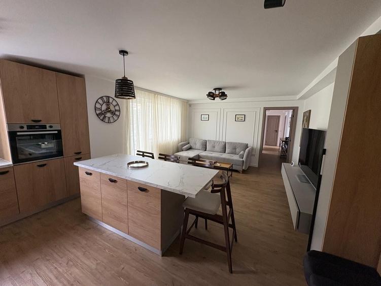 Apartament cu 4 camere semidecomandat în Central