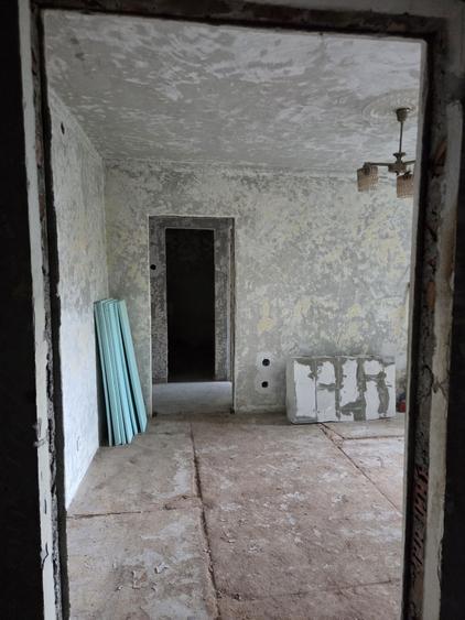 Apartament cu 3 camere semidecomandat în Micro 40