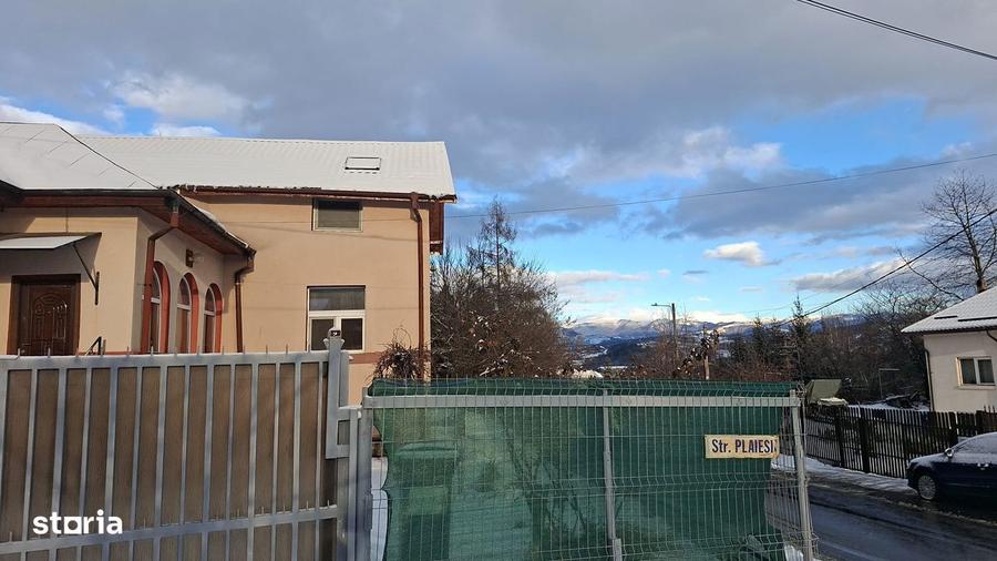 Casă cu 6 camere semidecomandat cu Teren 1400 Mp în Central