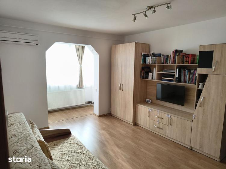 Apartament cu 2 camere semidecomandat, mobilat în Est
