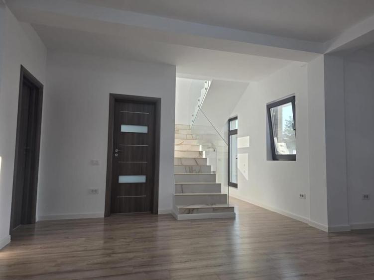 Casă individuală cu 5 camere cu Teren 220 Mp în Tunari