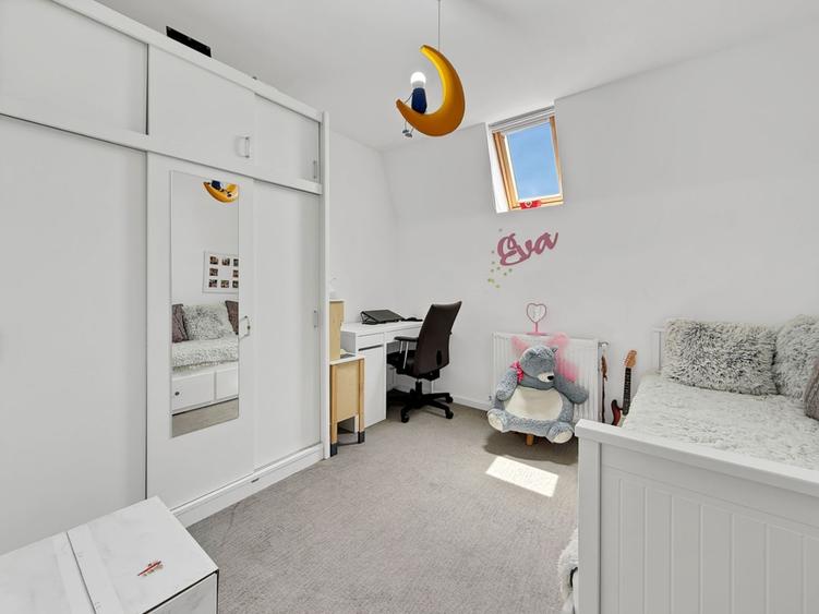 Apartament cu 3 camere semidecomandat, mobilat în Lipovei