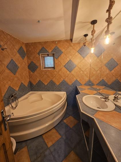 Apartament cu 3 camere semidecomandat, mobilat în Plopilor