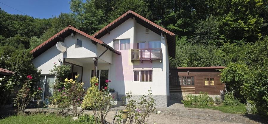 Casă cu 4 camere în Central