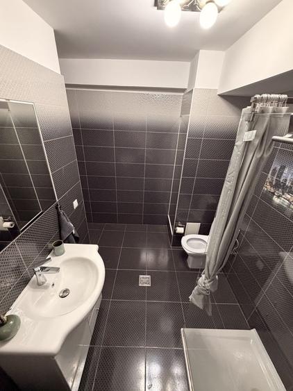 Apartament cu 3 camere semidecomandat în Dămăroaia