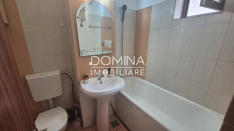 Apartament cu 3 camere semidecomandat, mobilat în Central