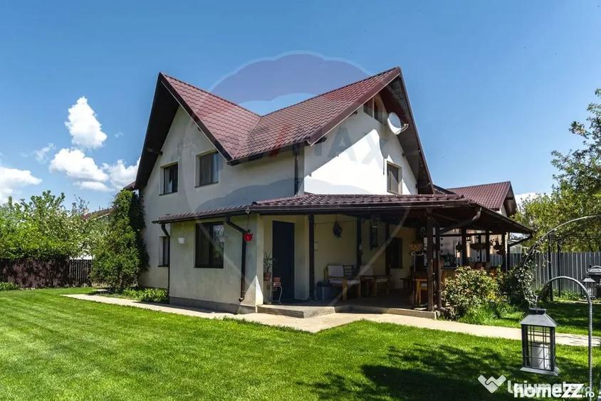 Casă cu 4 camere cu Teren 589 Mp în Feldioara