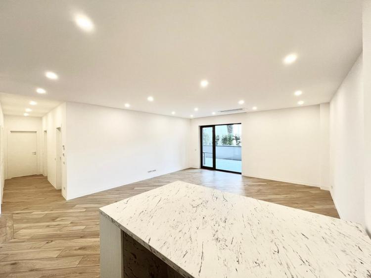 Apartament cu 4 camere, mobilat în Dacia