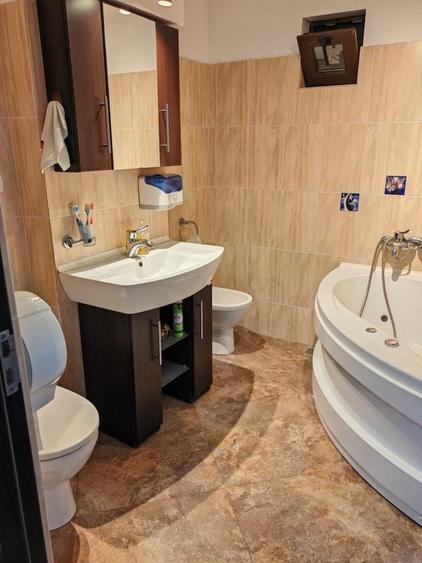 Apartament cu 3 camere semidecomandat în Central