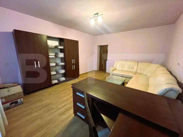 Casă individuală cu 7 camere cu Canalizare în Cârcea