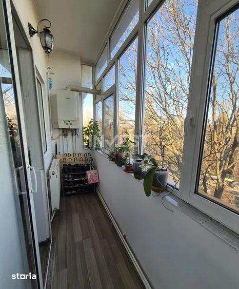 Apartament cu 4 camere semidecomandat, mobilat în Tătărași
