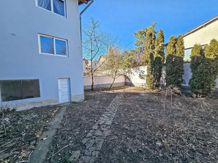 Casă individuală cu 7 camere cu Canalizare în Dealul Cetății
