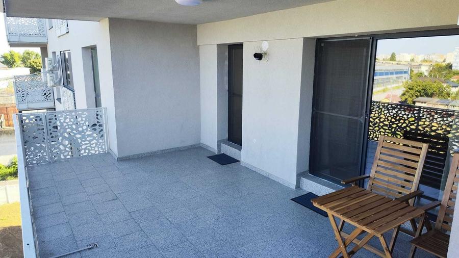 Apartament cu 2 camere decomandat în Titan