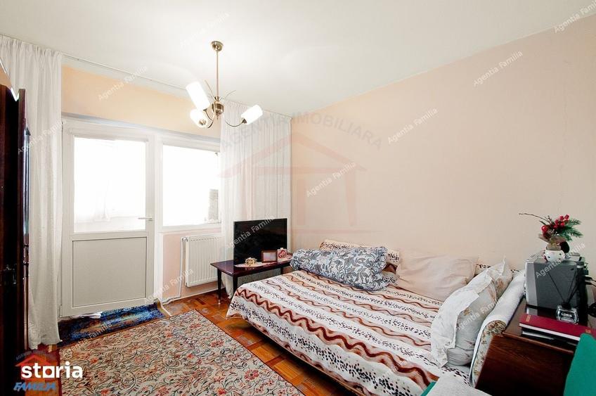 Apartament cu 4 camere decomandat în Micro 17