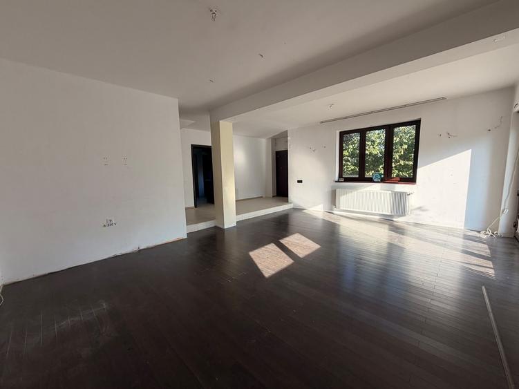 Casă individuală cu 5 camere cu Teren 329 Mp în Titan