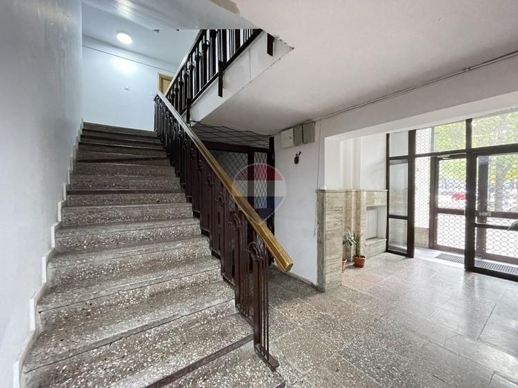 Apartament cu 4 camere semidecomandat, mobilat în P-ța Unirii