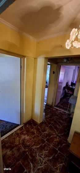 Apartament cu 3 camere decomandat în Eremia