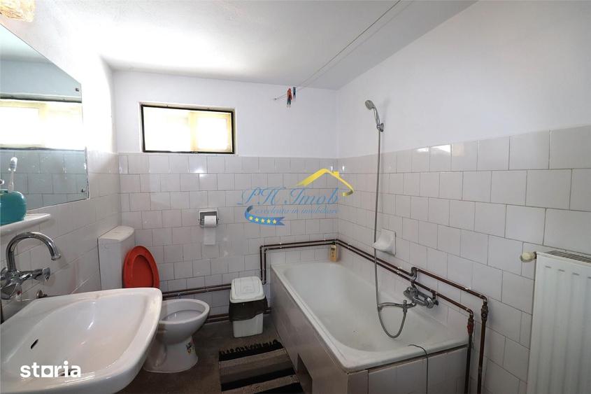 Casă cu 7 camere cu Teren 463 Mp în Central