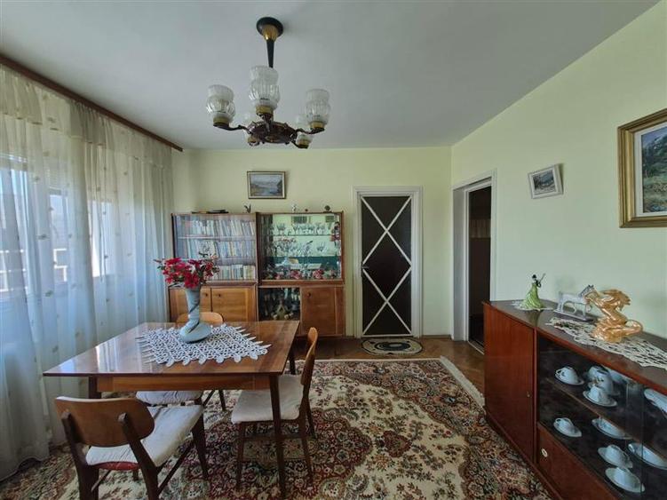 Apartament cu 3 camere semidecomandat în Podu Roș