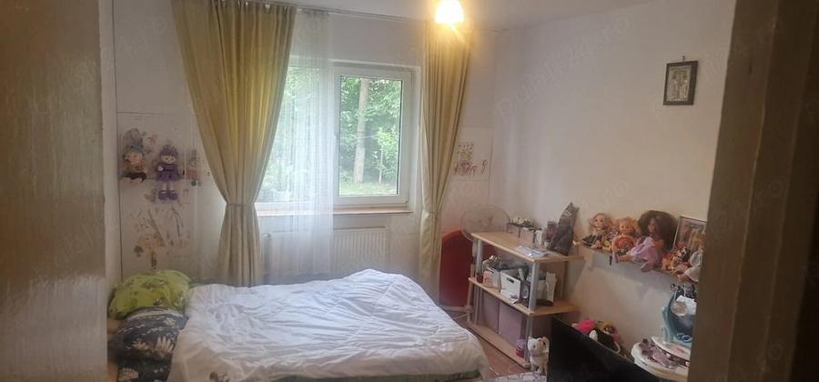 Apartament cu 3 camere semidecomandat în Central