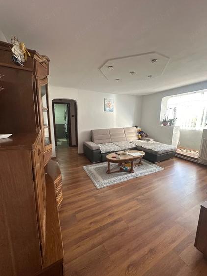 Apartament cu 3 camere semidecomandat în Central