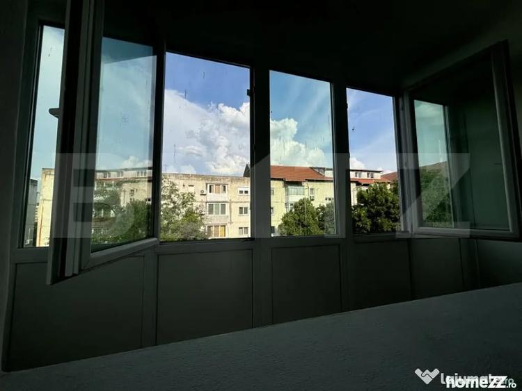 Apartament cu 4 camere decomandat în Girocului