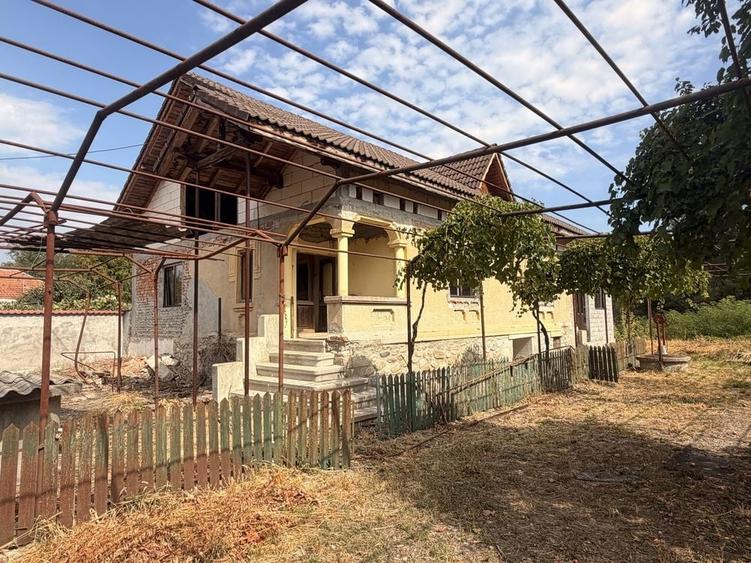 Casă cu 4 camere în Ursați