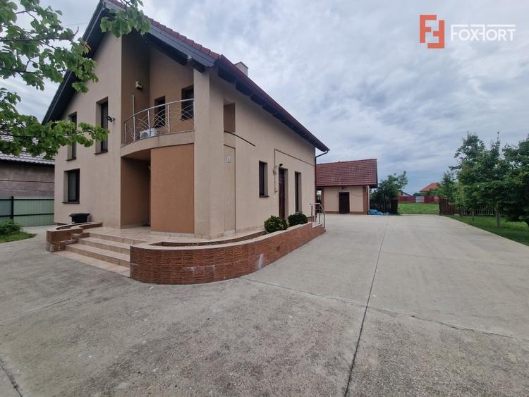 Casă individuală cu 5 camere cu Garaj în Izvin