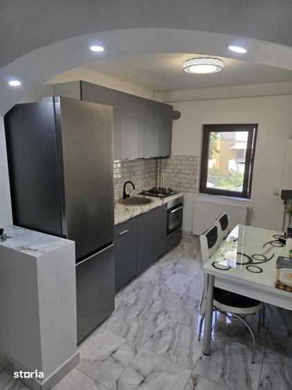 Apartament cu 2 camere semidecomandat în Craiovița Nouă