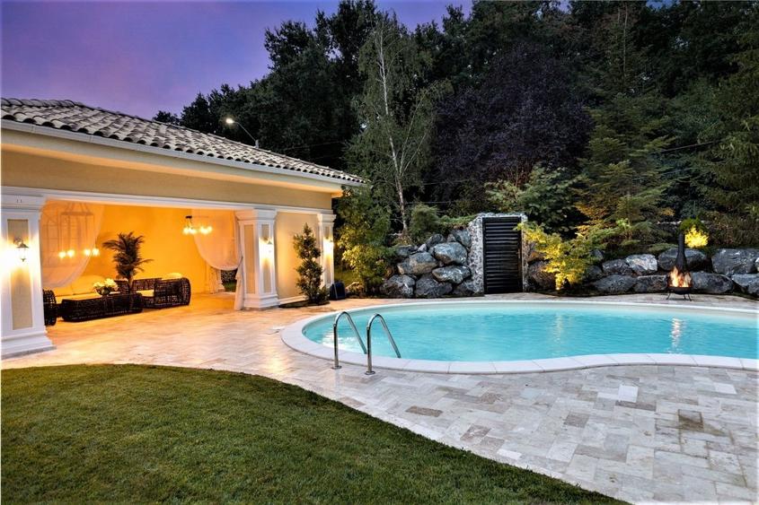 Casă individuală cu 5 camere cu Piscina în Est