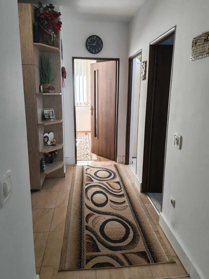 Apartament cu 3 camere decomandat în Florești