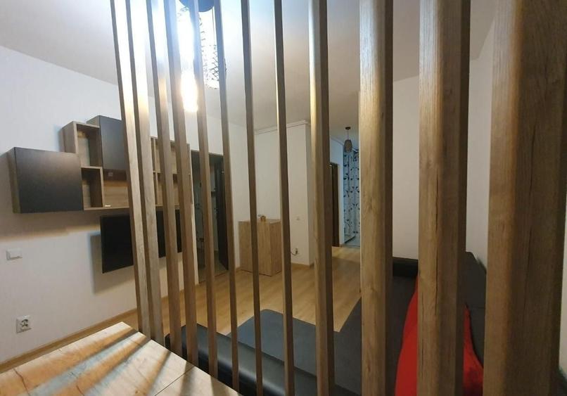 Apartament cu 3 camere semidecomandat, mobilat în Central