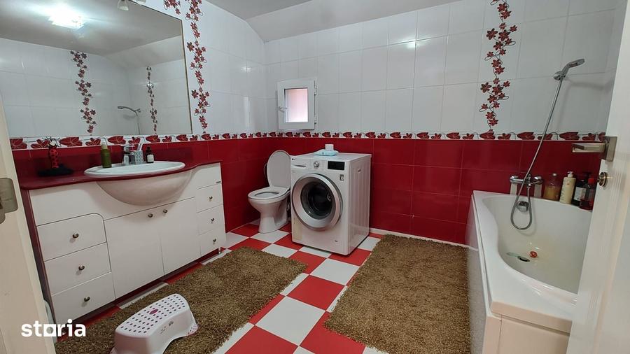 Casă cu 5 camere cu Teren 1375 Mp în Șoimuș