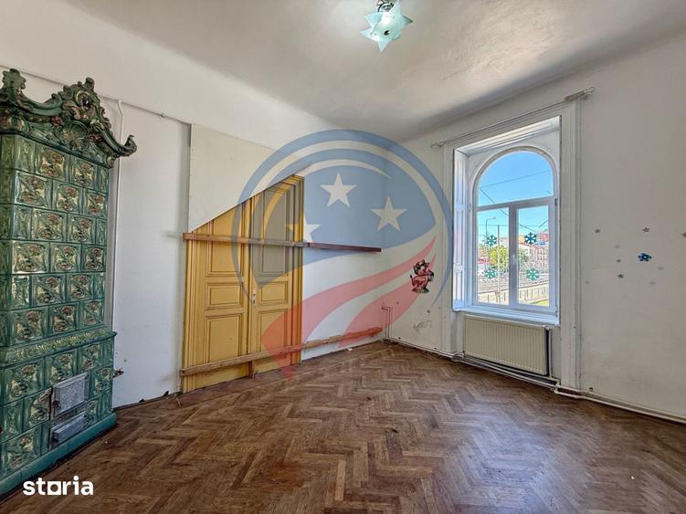 Casă cu 10 camere cu Teren 801 Mp în Ultracentral