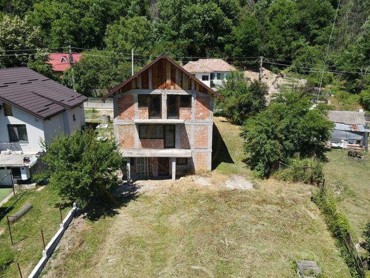 Casă individuală cu 4 camere cu Canalizare în Merișani