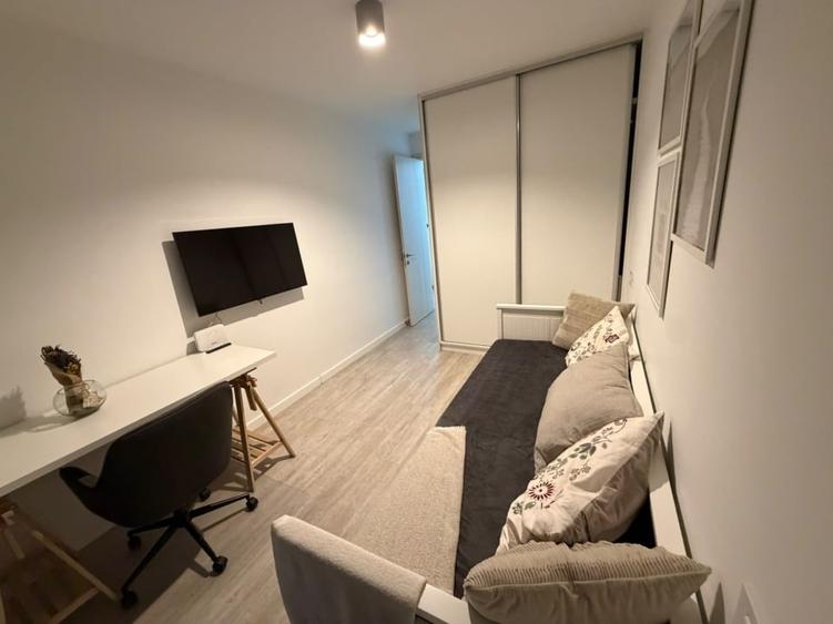 Apartament cu 3 camere decomandat, mobilat în P-ta Presei Libere