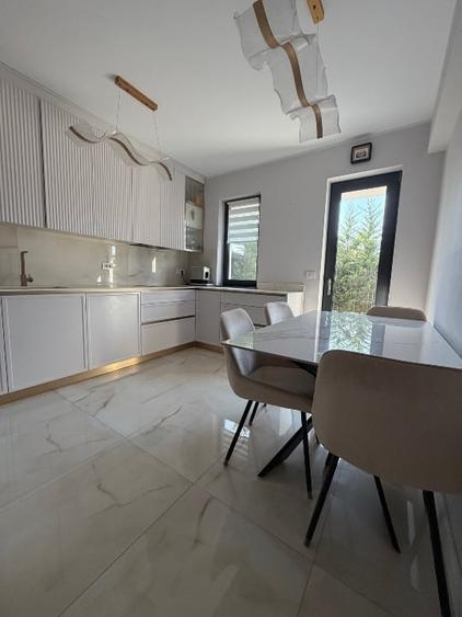 Duplex cu 4 camere cu Canalizare în Central