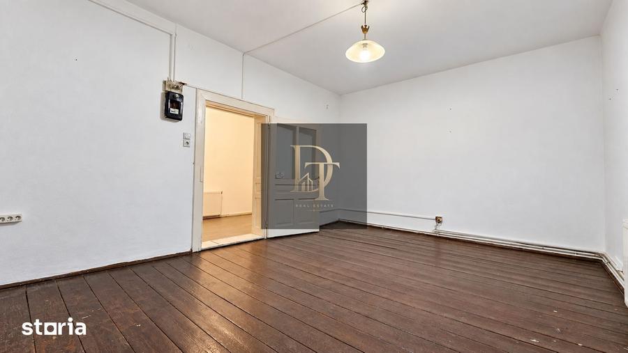 Casă cu 5 camere cu Teren 446 Mp în Florilor