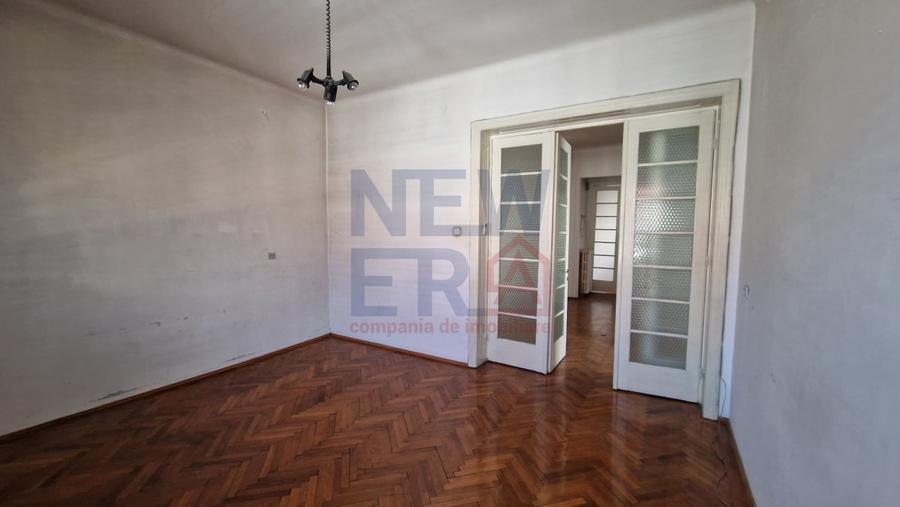 Apartament cu 3 camere semidecomandat, mobilat în Unirii