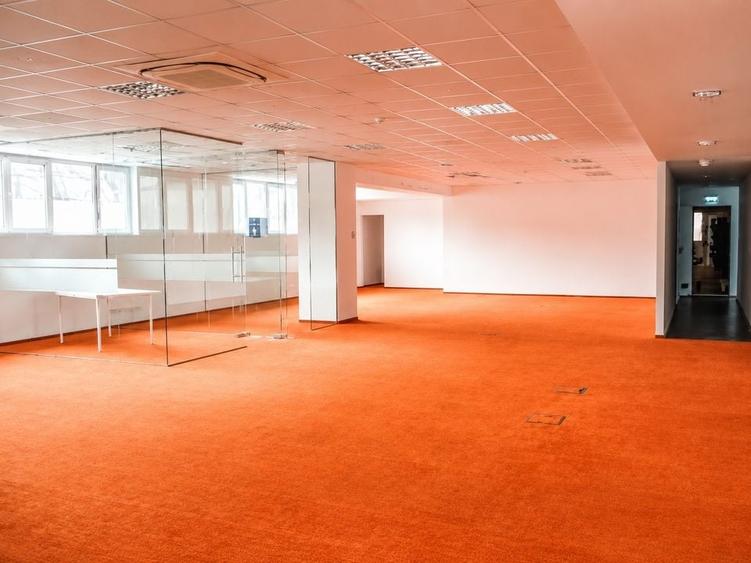 Birou, de 4,200 mp, în Romană