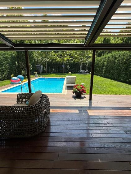 Duplex cu 8 camere cu Piscina în Iancu Nicolae