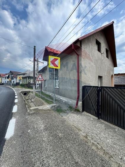 Casă cu 4 camere cu Teren 1412 Mp în Petrova